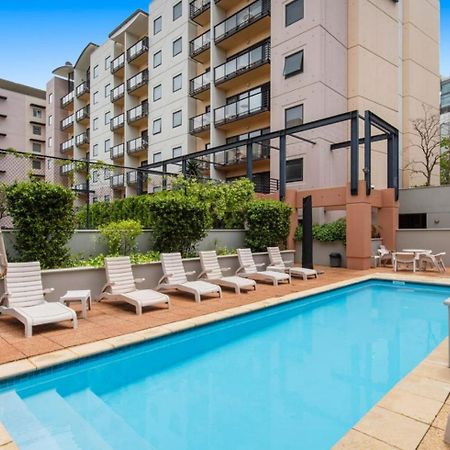 Lovely City Apartment With Private Courtyard, Pool, Free Parking, Gym Perth Buitenkant foto
